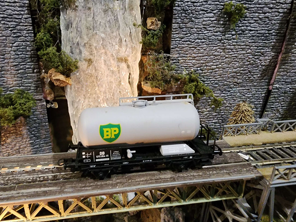 Thumbnail: Liliput DB BP Tank Car L225021 HO scale DC