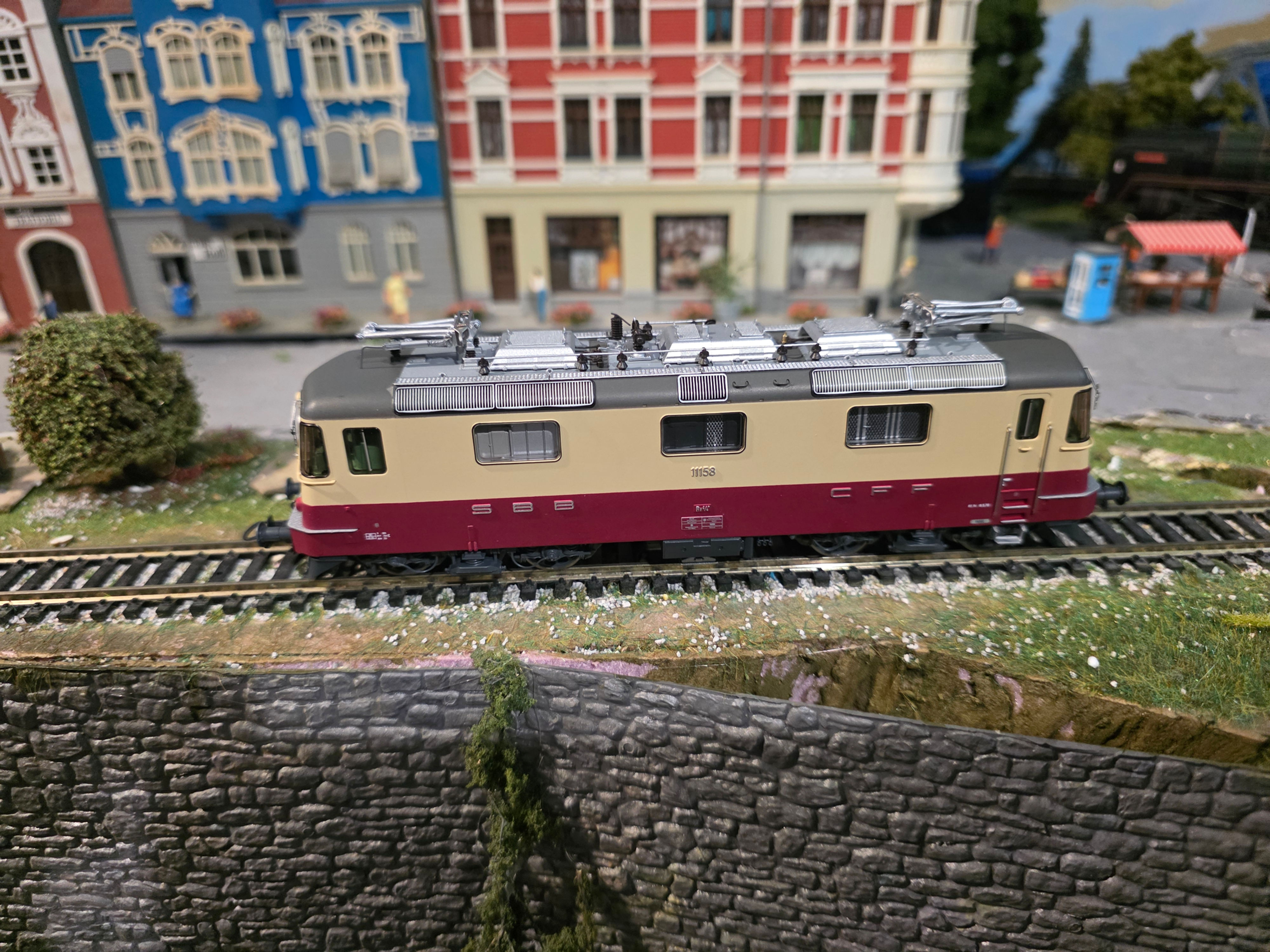 Roco SBB  Re 4/4 Electric Locomotive 72400 HO Scale DCC Ready 