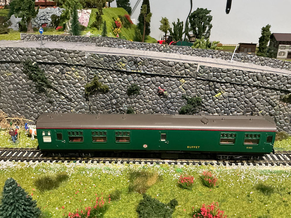 Thumbnail: Hornby BR mk1 buffet Coach R4117 OO scale DC