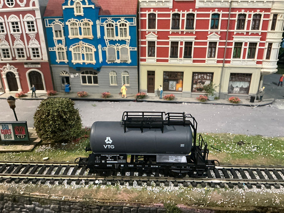 Thumbnail: Roco DB VTG Tank car 46143 HO scale DC