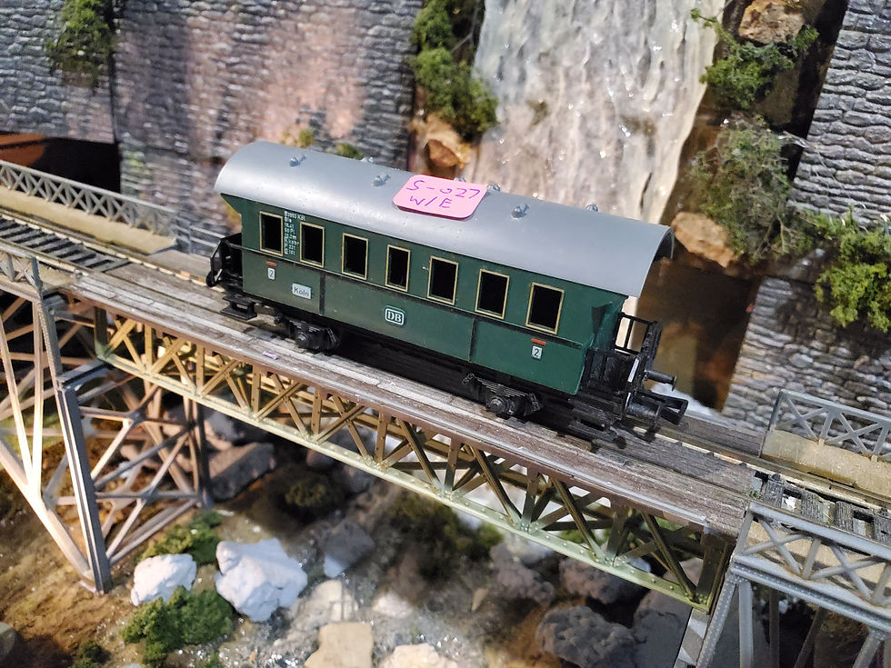 Thumbnail: Fleischmann DB Passenger Car 5-027 HO Scale DC 