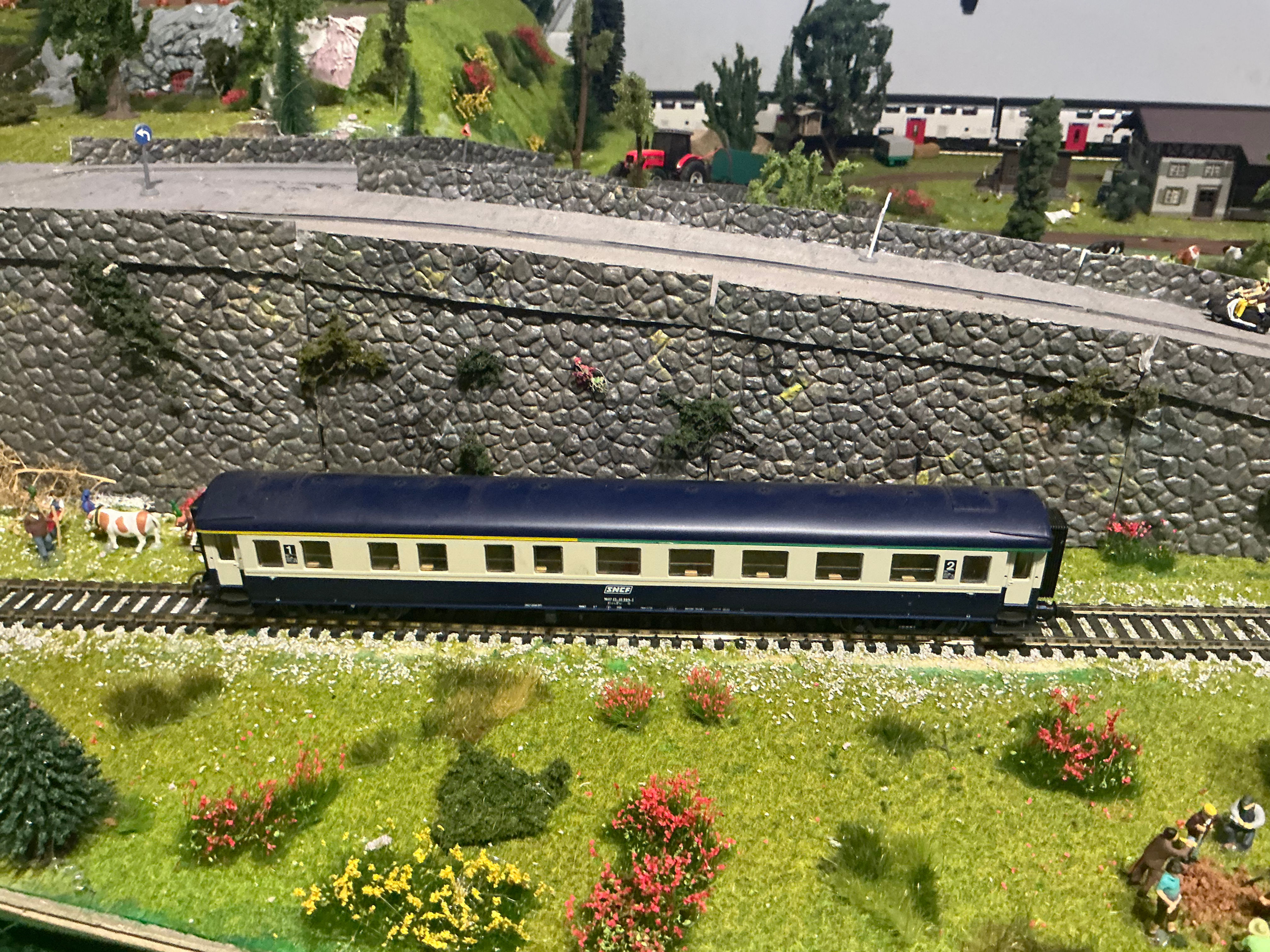 Roco SNCF passenger car 44634 HO scale DC
