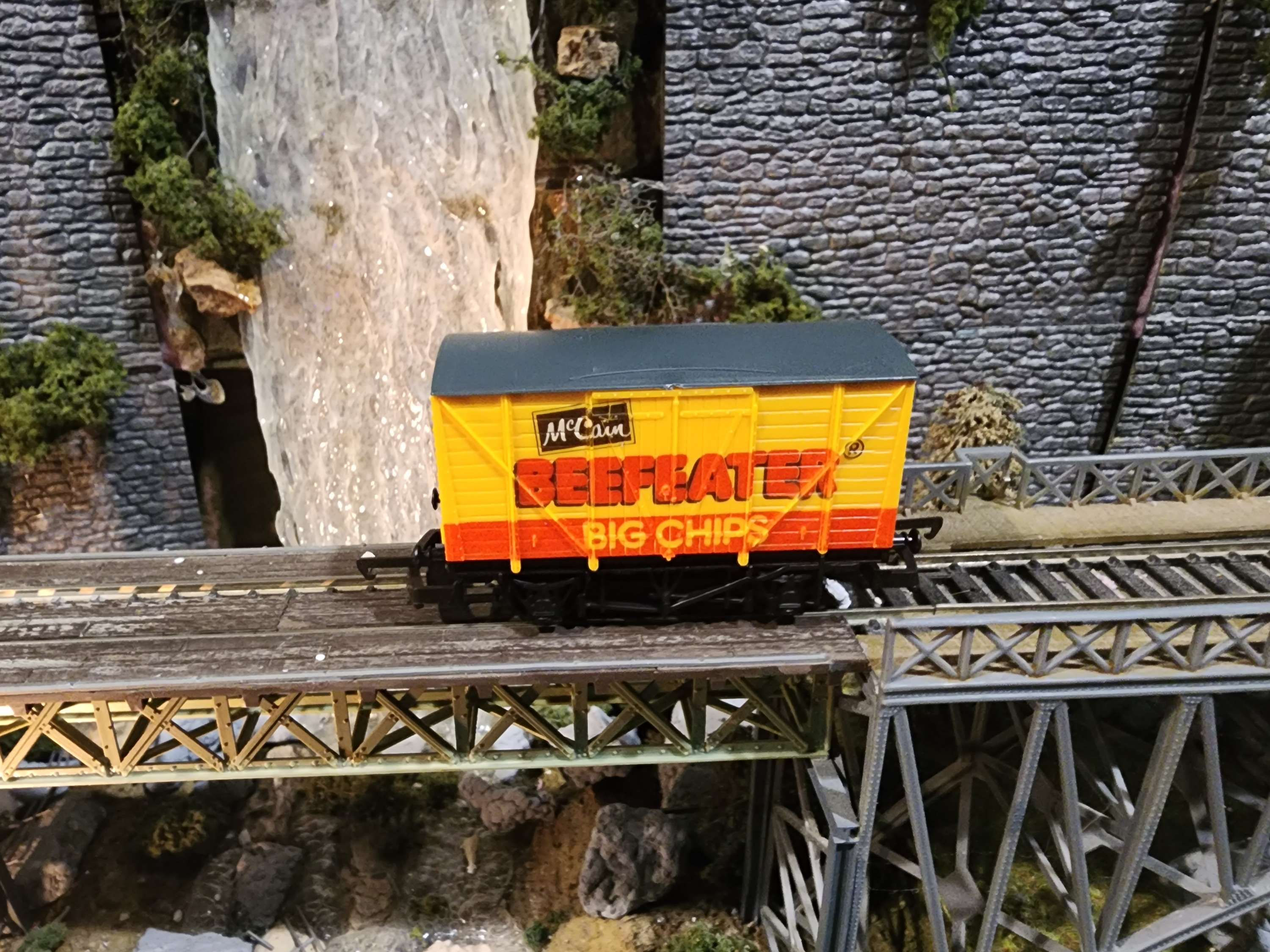 Lima British Beefeater Freight Car 305687w HO Scale DC 