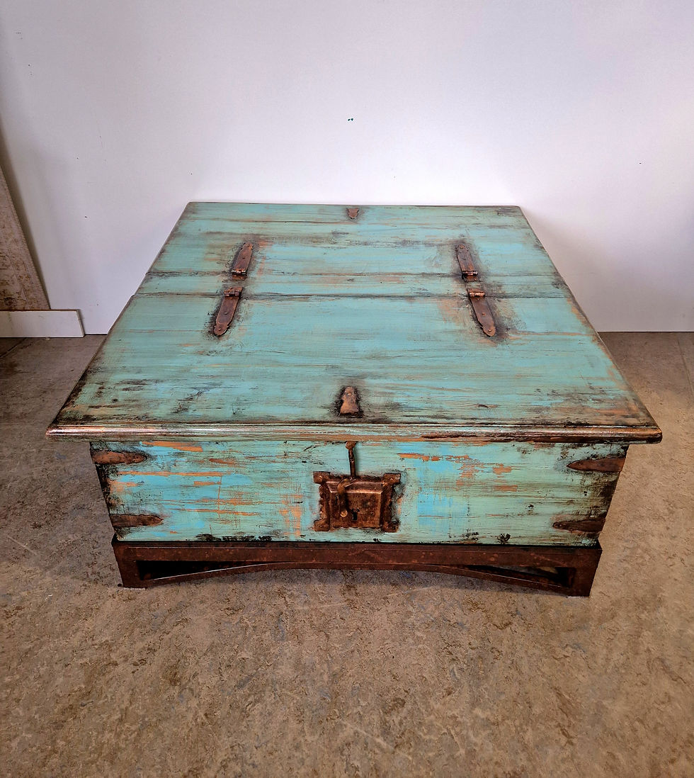 Thumbnail: Salontafel in turkooisblauw tinten/ vintage tafel