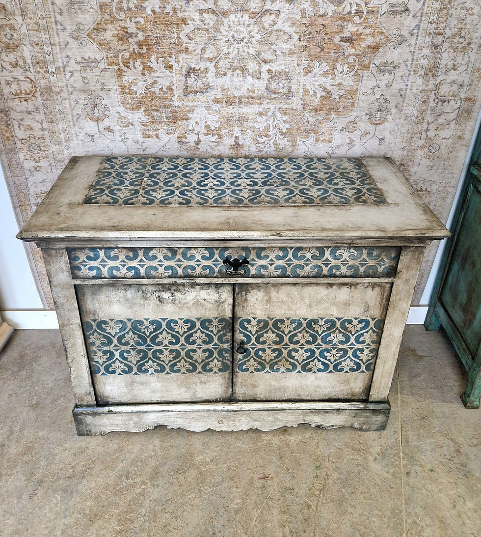 Thumbnail: Shabby chic dressoir/ vintage kast in oude wit en blauw 