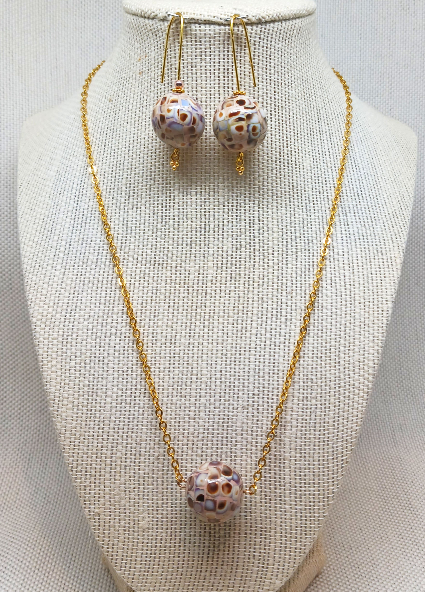 Distinctive mosaic shell bead set