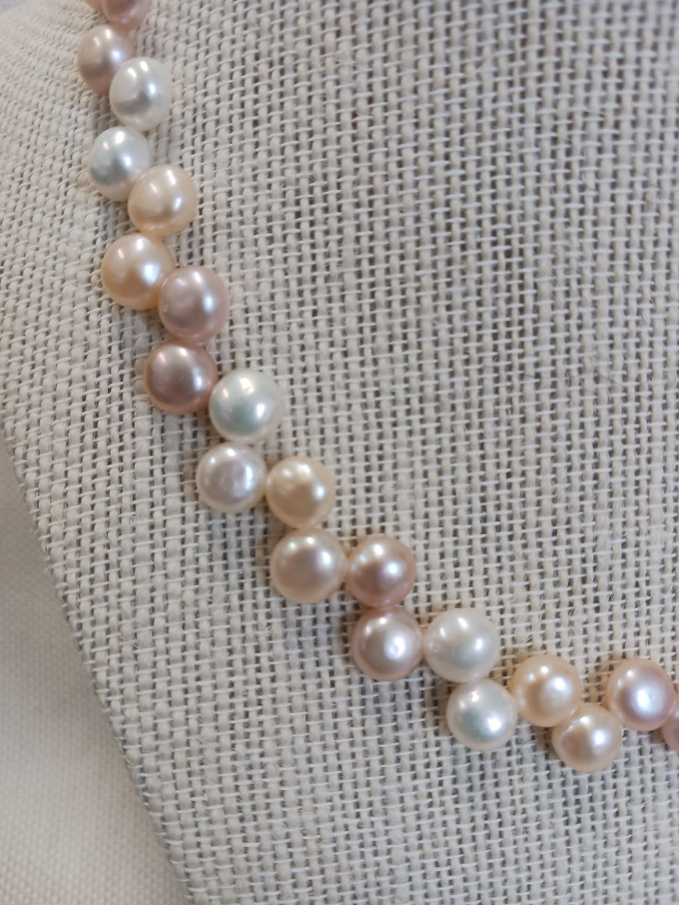 Thumbnail: Zig zagged pearl necklace