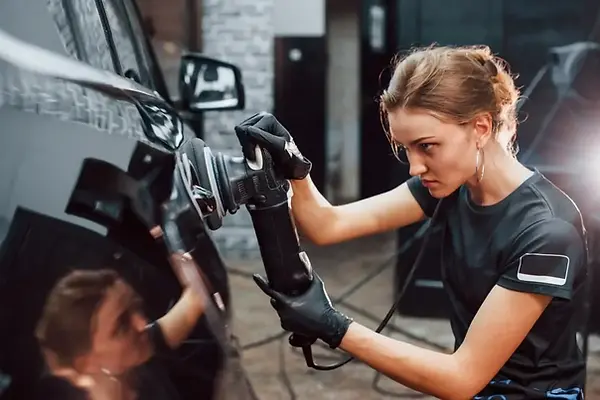 fille-polish-voiture -min.webp