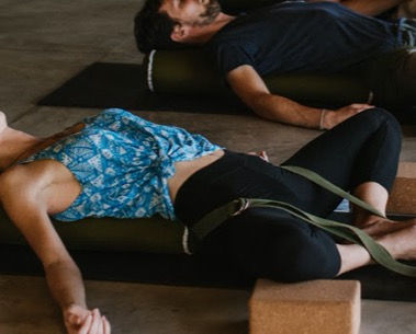Frau liegt auf einer Yogamatte