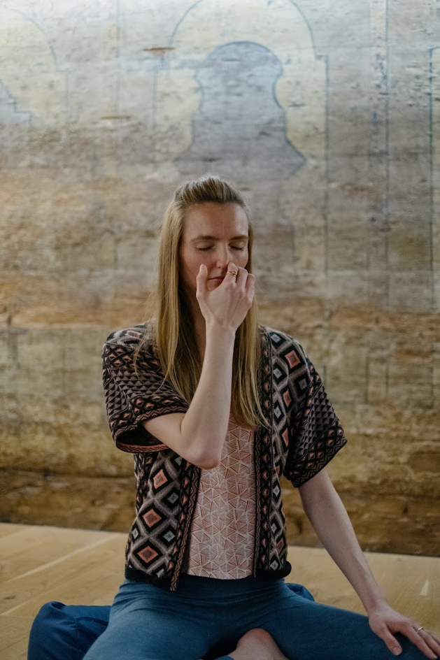 Ann-Sophie praktiziert Nadi Shodana