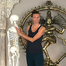 Erklärungen an einem Skelett während der Yogatherapie Ausbildung