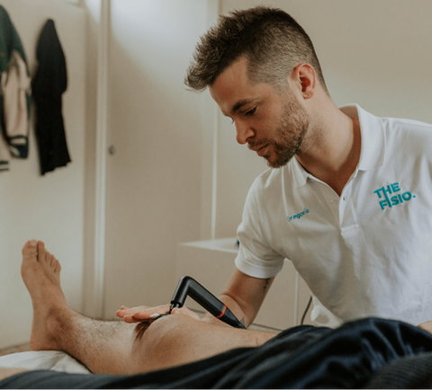 Fisioterapista utilizza strumento Tecar su paziente