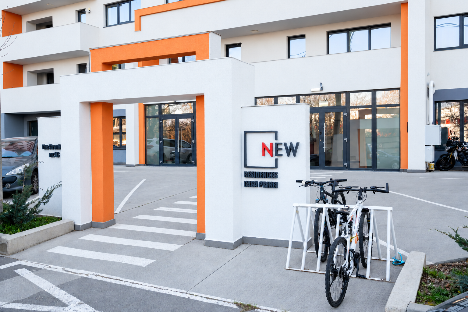 Intrarea în clădirea Casa Presei, cu rastel pentru biciclete