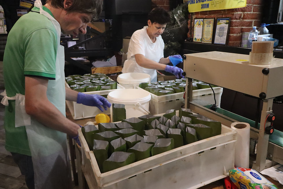 With care and hands-on effort: volunteers prepare rations for the front lines.