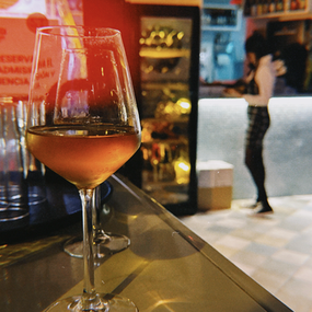 Copa de vino en el exterior de Muñeca Brava Madrid