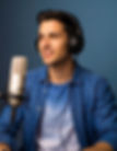 Homme souriant enregistrant un podcast avec casque et micro
