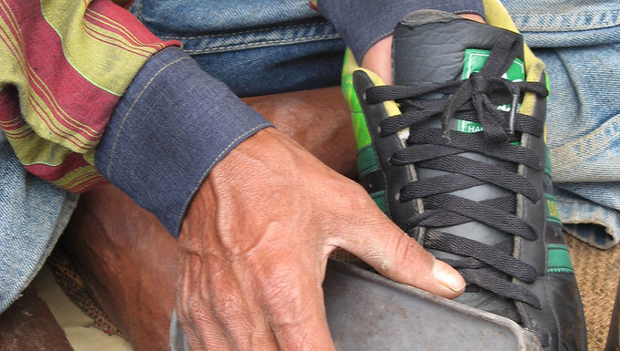      מצחצח הנעליים בפינת השוק בדהמראסלה    