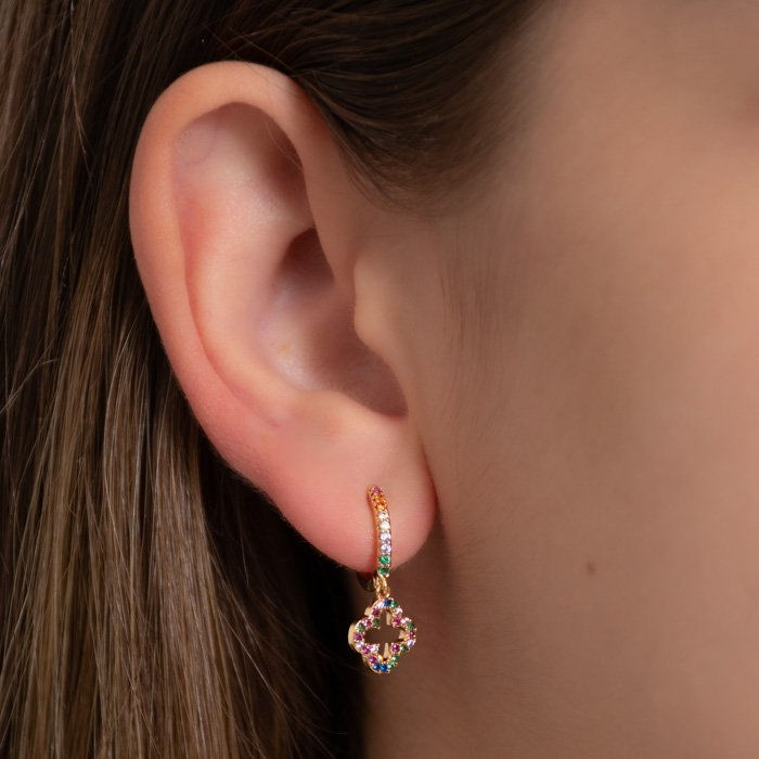 BRINCO ARGOLA CRAVEJADA PINGENTE TREVO VAZADO