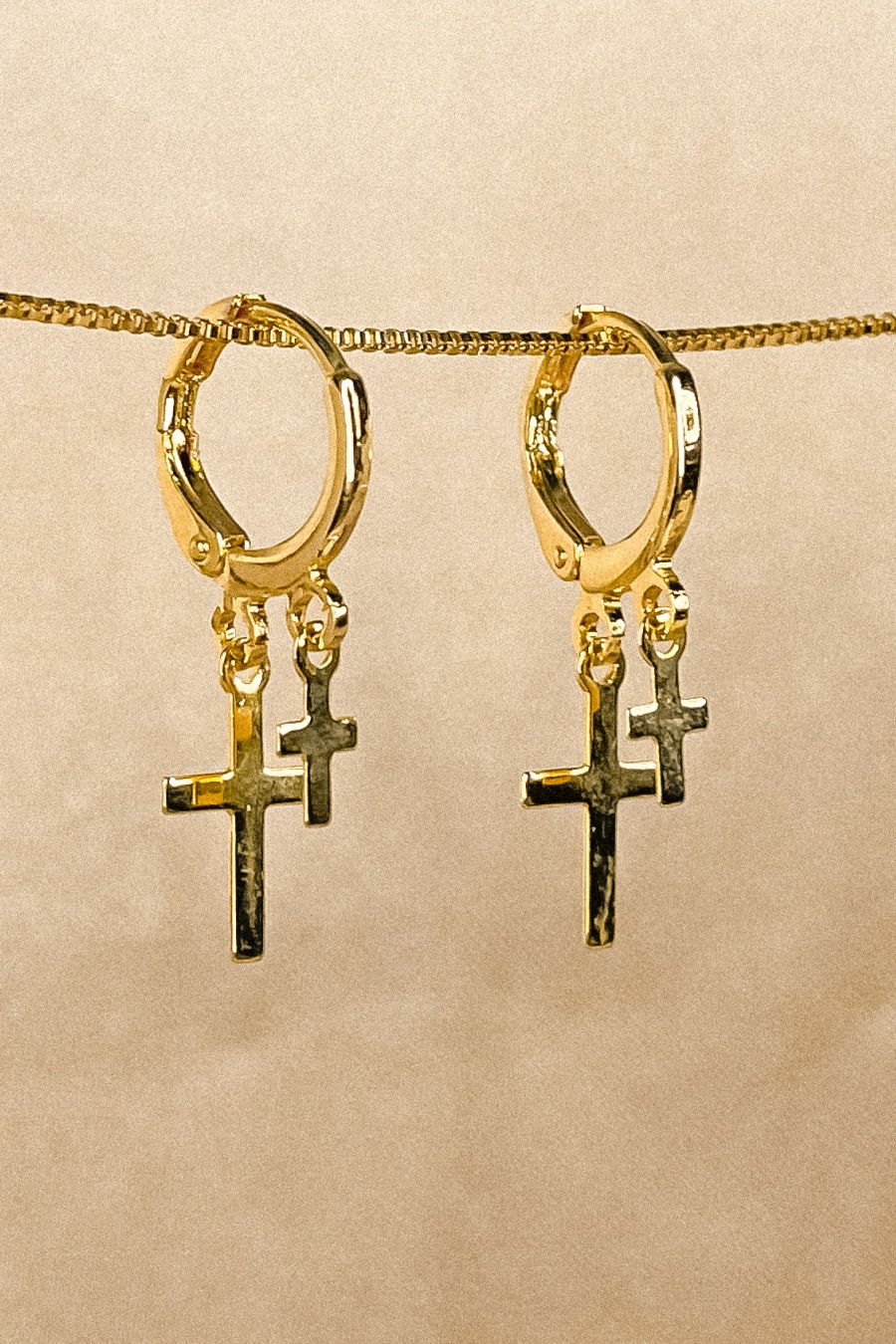 Brinco Argolinha Pequena Dupla Cruz Banhado em Ouro 18k