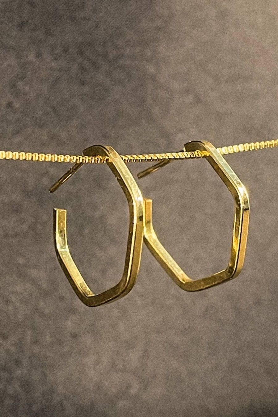 Brinco Médio Pentágono Banhado em Ouro 18k