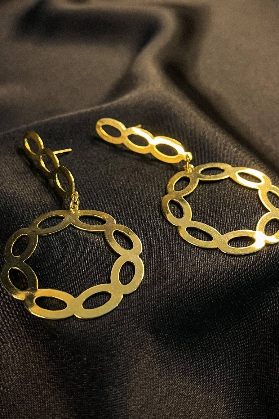 Brinco com Fio e Círculo com Arcos Banhado em Ouro 18k