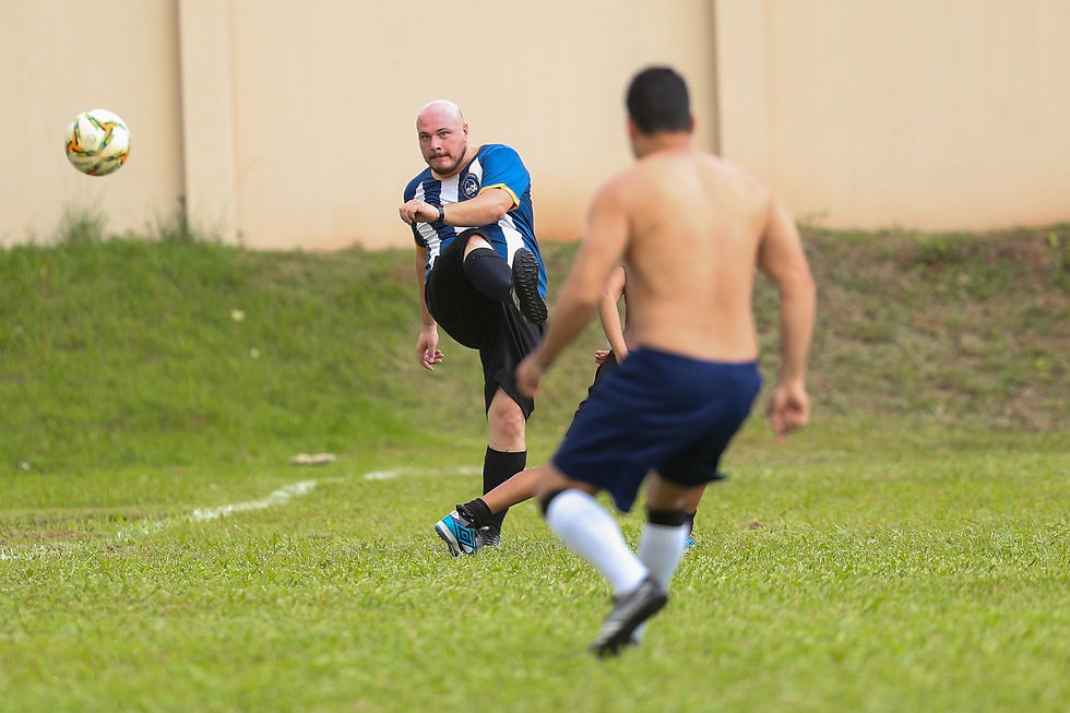 Atletas do Fut da Imprensa CG, Eduardo Coutinho e Mauro Silva disputam a bola durante a confraternização de 2025. Foto: João Castro | Jeozadaque Garcia