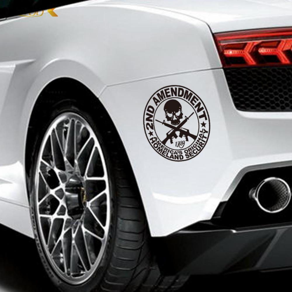 מדבקת קיר - לרכב - גולגולת ורובים