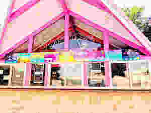 the Pink Roof Ice Cream stand in Lake George, New York