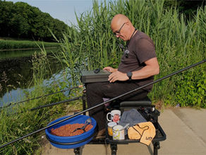 Avondje FEEDER vissen - deze MAIS WERKT 🐟🔥