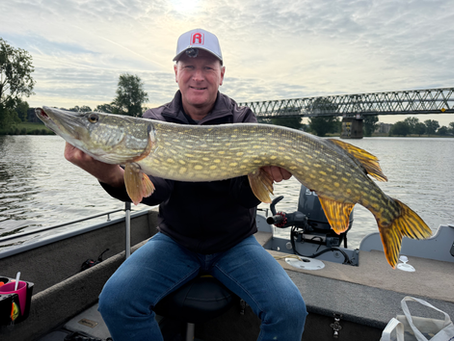 SNOEKBROEDERS OP DE RIVIER!💥Keiharde Aanbeten op Mini-Pluggen!