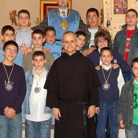 Un’anima semplice, una voce che consola. Dalla povertà del Sudamerica alla cattedra di Pietro, porta nel cuore il dolore e la dignità del mondo dimenticato.