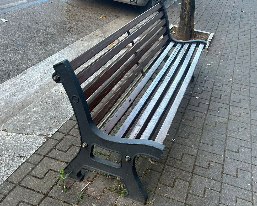 C’è una presenza crescente di minorenni e giovani stranieri, ospiti di strutture, che si aggirano a tutte le ore, spesso privi di qualsiasi riferimento educativo o familiare