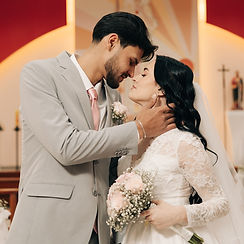 Casal em momento romântico durante casamento registrado por fotógrafo documental.