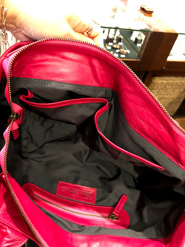 ホワイト バケットバッグ 赤黒ストライプ タッセル付き ホワイト バケットバッグ 赤黒ストライプ タッセル付き ホワイト