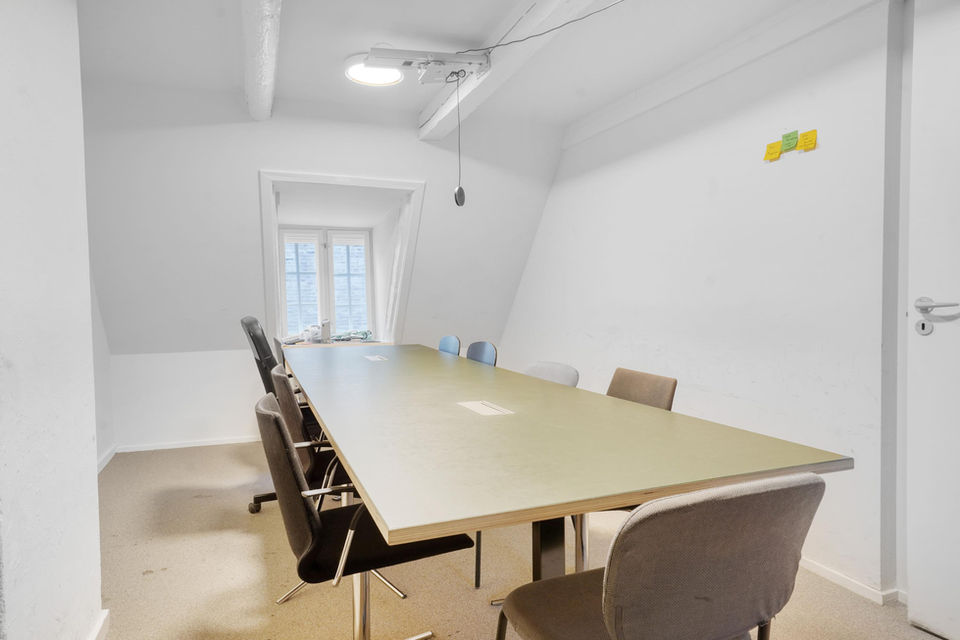 Prisvenligt kontor i eksklusivt forretningsområde