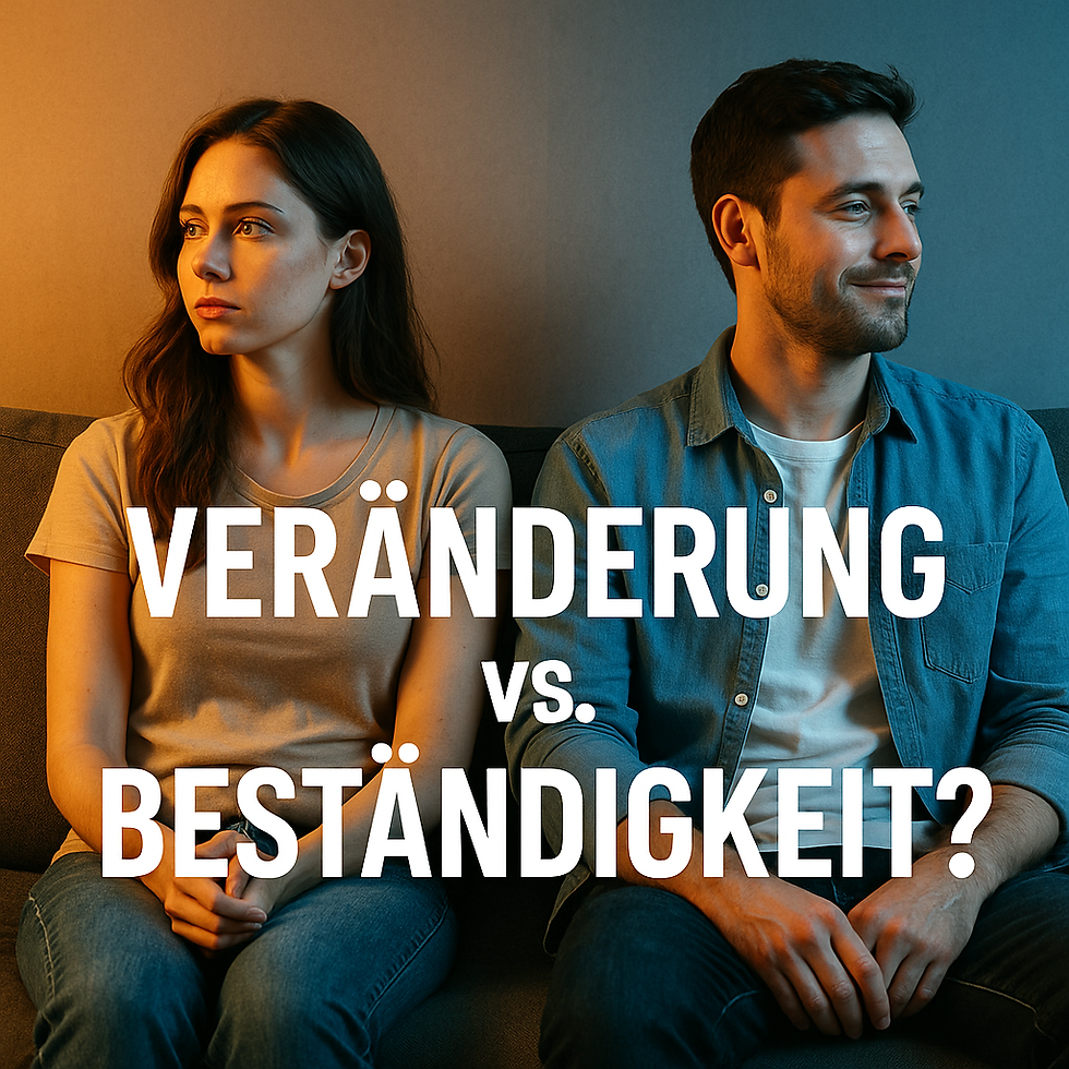 Ein junges Paar sitzt nebeneinander auf einer Couch, aber blickt in entgegengesetzte Richtungen. Die Frau links schaut nachdenklich und besorgt, beleuchtet von warmem, orangefarbenem Licht. Der Mann rechts lächelt leicht, beleuchtet von kühlem, bläulichem Licht. Der große weiße Schriftzug "VERÄNDERUNG VS. BESTÄNDIGKEIT?" trennt die beiden visuell und thematisch.