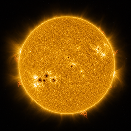 Fotorealistische Nahansicht der Sonne als leuchtende gelbweiße Plasmakugel mit feiner Granulation, dunklen Sonnenflecken, roten Protuberanzen am Rand und zarter Korona vor schwarzem Weltraum.