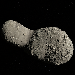 Nahansicht des Asteroiden Itokawa als unregelmäßig länglicher, zweiteiliger Geröllkörper mit steinig-grauer Oberfläche, blockreichen Rücken und glatteren Regolithflächen vor schwarzem Weltraum.