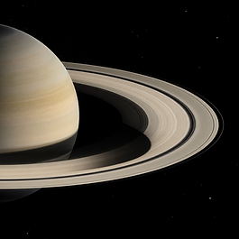 Saturns ausgedehntes Ringsystem als helle, sehr dünne Eisstruktur um den goldbeigen Planeten, mit dunkler Cassini-Teilung, feinen Ringzonen und realistischem Schatten im schwarzen Weltraum.