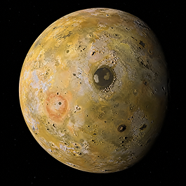 Io als gelb-orange und rot gesprenkelter Jupitermond mit dunklen vulkanischen Paterae, hellen Schwefeldioxidflächen und wenigen Kratern vor schwarzem Weltraum.