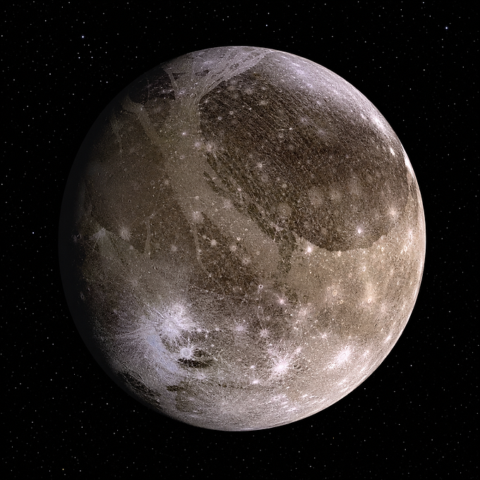 Ganymed als großer grau-brauner Jupitermond mit dunklen alten Kraterflächen, helleren gefurchten Eisgebieten und kühler Beleuchtung vor schwarzem Weltraum.