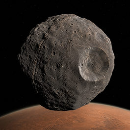 Fotorealistische Nahansicht des unregelmäßigen Marsmonds Phobos mit dunkler, staubiger, von Kratern und langen Rillen überzogener Oberfläche vor dem rötlichen Marsrand und schwarzem Weltraum.
