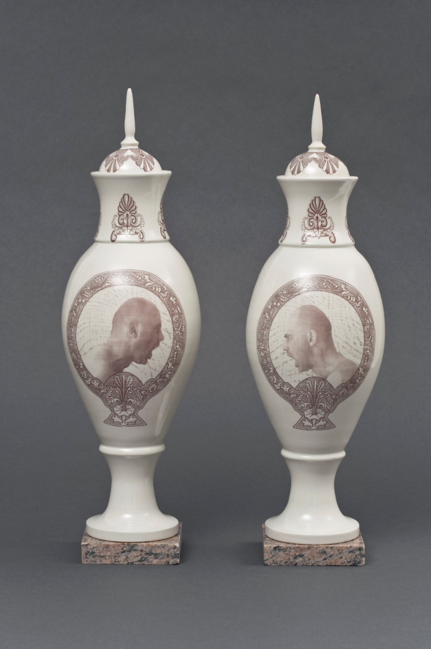 Paire de vases à cartouches