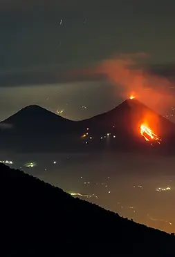 MONITOREO-AL-FLUJO-DE-LAVA-QUE-PRESENTA-EL-VOLCAN-PACAYA-8c1c2694.webp