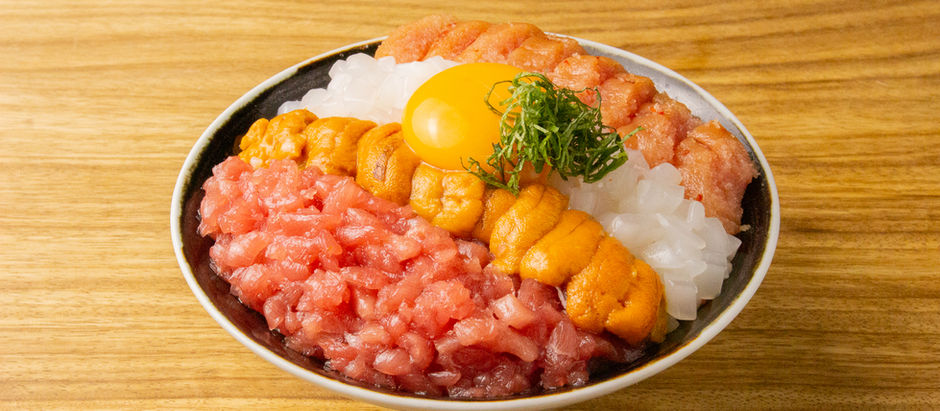 うにとネギトロ、卵黄が乗った海鮮丼