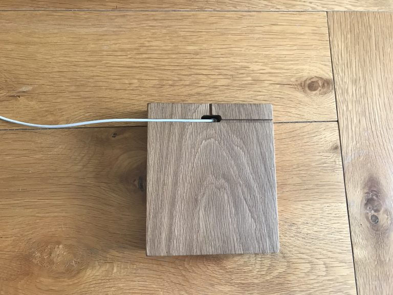 Thumbnail: Oak phone and change block