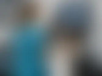 Hündin beim Tierarzt in ruhiger Untersuchungssituation, medizinischer Kontext zur Kastration und Gesundheitsabklärung