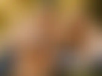 Glückliches Paar sitzt mit seinem Golden Retriever im Park und streichelt den Hund – Beispiel für die positive Wirkung von Hunden auf Gesundheit und Wohlbefinden ihrer Besitzer 🐕🌿