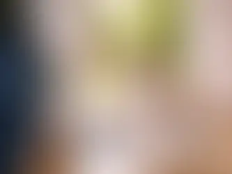 Jack Russell Terrier bellt aufgeregt an der Haustür, während ein Besucher eintritt – typisches Verhalten eines Hundes bei Besuch.