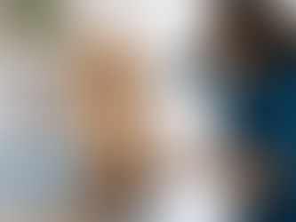 Tierärztin impft einen Golden-Retriever-Welpen in einer Tierarztpraxis. Der junge Hund sitzt ruhig auf dem Untersuchungstisch, während die Tierärztin eine Impfung vorbereitet. Das Bild zeigt die Grundimmunisierung beim Welpen und die Bedeutung regelmäßiger Impfungen für die Hundegesundheit.